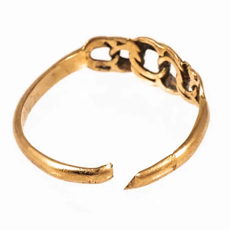 Defekt ring i 18K guld. Vikt: 1,1g.