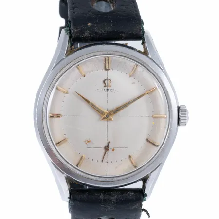 Äldre herrur Omega i stål med defekt läderband (ej original). Boett Ø 36 mm. Manuellt urverk. Repigt plexiglas (original). Färgsläpp & fläckar på urtavla. Anfrätta visare. Repor på baksidan. Ej öppnad.