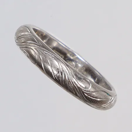 Ring i vitguld stl 15¾ bredd 3mm, mönstrad, gravyr, 18K Vikt: 4,3 g