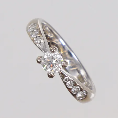 Ring i vitguld med diamanter 1xca0,28ct samt 8xca0,005-0,04ct (tot 0,46ct), stl 16 bredd 3-4mm, gravyr, SMG (George Antar) Göteborg, 18K Vikt: 3,9 g