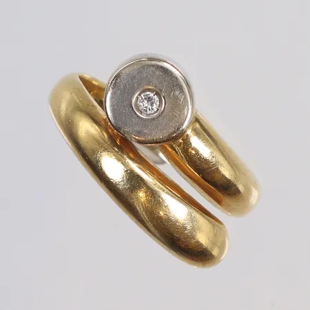 Ring tvåfärgad med diamant 1xca0,02ct stl 16¼ bredd 2,5-14mm, 18K Vikt: 5,2 g