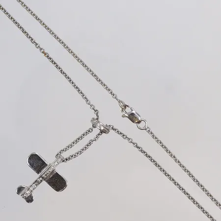 Collier i vitguld med integrerat hänge i form av flygplan besatt med diamanter 15xca0,01ct, längd 43cm bredd 1,5mm, ankarlänk, 18K Vikt: 9,2 g