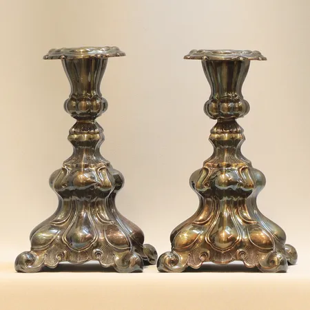 Ett par Ljusstakar i Rokoko-stil, nysilver, höjd 18,5cm, 1900-tal, fylld botten, slitage 