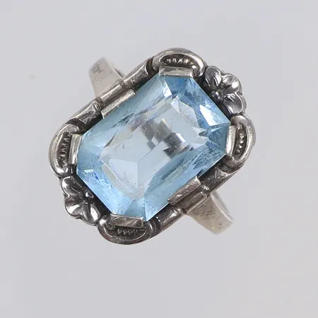 Ring med ljusblå sten, troligen syntetisk spinell, stl 18, bredd 2-20mm, Silver 830/1000 Vikt: 4,6 g