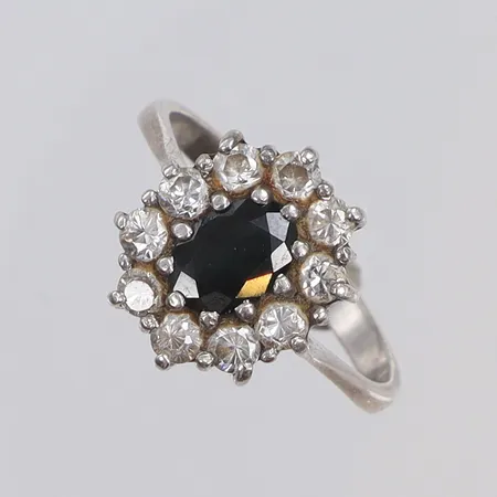 Ring med vita och svart sten, stl 17½, bredd 2-7mm, ostämplat silver, silver Vikt: 3,6 g