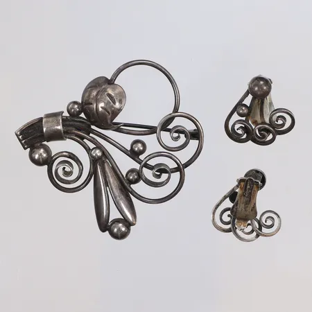 En brosch och ett par örhängen med clips, brosch ca 48x45mm, böjd nål på broschen, silver 925/1000  Vikt: 13,9 g