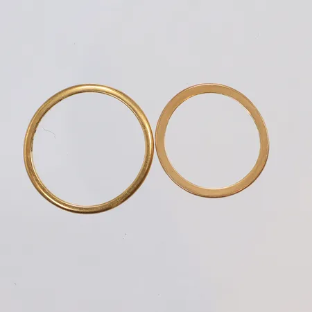 Två Ringar, släta, stl 19½, 16½, gravyr, 20K Vikt: 5,5 g