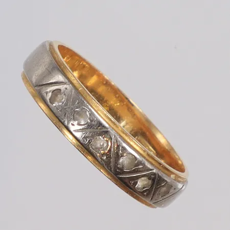 Ring tvåfärgad med vita stenar, stl 17½ bredd 4mm, MAG (Juvel-Magnus AB), Göteborg, 18K Vikt: 4,4 g