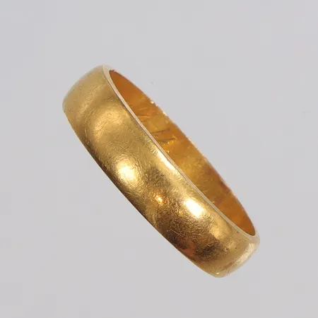 Ring slät, stl 19¾, bredd 5mm, gravyr, 23K  Vikt: 8,2 g