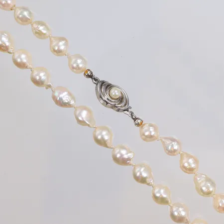 Pärlcollier med odlade pärlor, 69cm, bredd ca 7mm, lås i silver 925/1000, bruttovikt 45,3g Vikt: 45,3 g