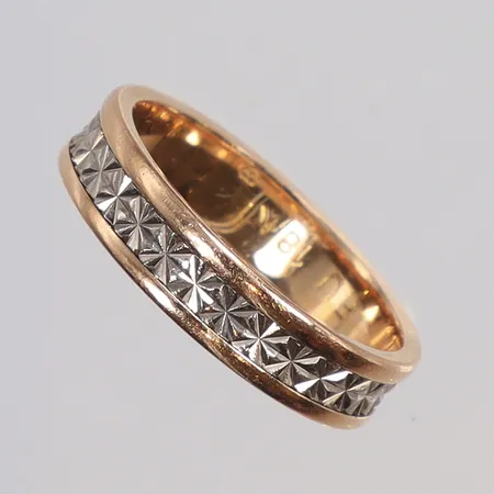 Ring tvåfärgad mönstrad stl 17¼ bredd 4mm, 18K Vikt: 4,2 g