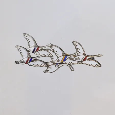 Brosch med svanar, Erik Magnussen, ca 28 x 59,5mm, med emalj, Danmark, förgyllt sterlingsilver  Vikt: 10,9 g