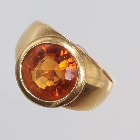 Ring med orange sten, stl 16½, bredd 4-7mm, 18K  Vikt: 4,3 g
