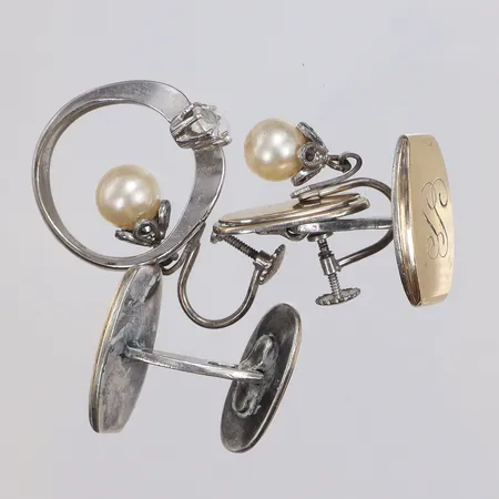 Diverse silver, defekt, gravyr, silver 830-925/1000  Vikt: 18,3 g