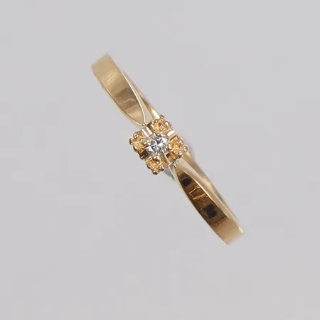 Ring med diamant 1xca0,04ct stl 17 bredd 2-3mm, K&EC (Ceson) Göteborg 1984, 18K Vikt: 2,6 g