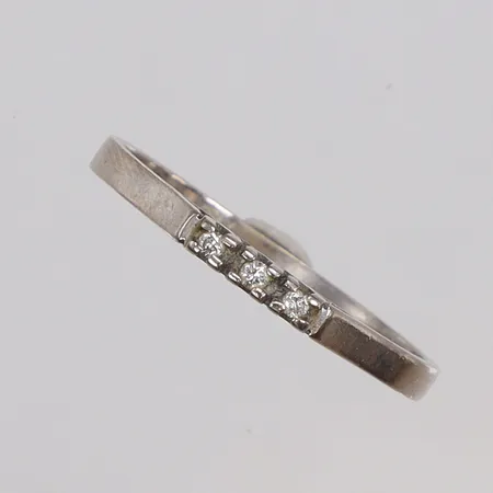 Ring med diamant ca3x0,01ct, stl 18¾, bredd 2mm, vitguld, bortskavda stämplar, 18K  Vikt: 2,2 g