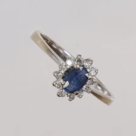 Ring vitguld i carmosé med blå sten samt diamanter 10xca0,01ct (saknas en), stl 17¼ bredd 2-8mm, med slitage, 18K  Vikt: 2,2 g