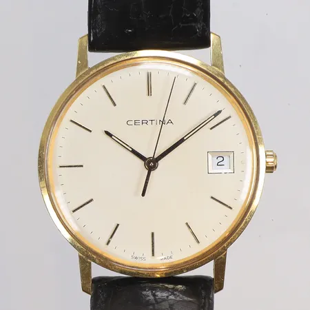 Herrur Certina 18K Ø33,5mm boett nr  EOL.115.9299.68, quartz (går ej, troligen batteribyte), datum, gravyr med läderband, guld i boett, bruttovikt 28,2g