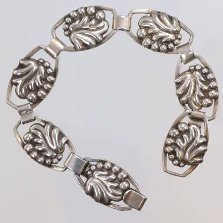 Armband mönstrat med växtdekor 20cm bredd 15mm, omkring 1900-talets mitt, stämplad RR 295, silver 830/1000 Vikt: 17,5 g