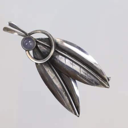 Brosch i form av löv med månsten 7-60-mm GK (Ge-Kå-Smyckek G Kaplan) Stockholm 1954, silver 830/1000 Vikt: 10,1 g