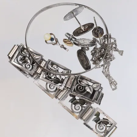 Diverse silver, mestadels defekt med gravyr, pärla (defekt) silver 830-925/1000 Vikt: 57,2 g