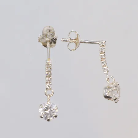 Ett par örhängen med stenar, längd ca18mm, bredd 2-5mm, silver 925/1000 Vikt: 1,1 g