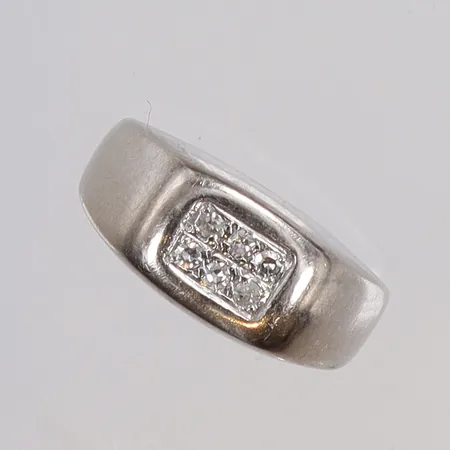 Klackring i vitguld med diamanter 6xca0,015ct stl 16 bredd 3-7mm, K&EC (Ceson) Göteborg, insida med spår av storleksändring, 18K  Vikt: 5,6 g