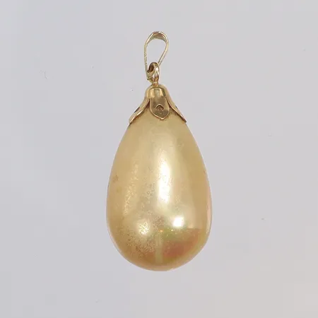 Hänge med droppfromad pärlimitation (plast) 13x26mm inklusive hängöglan, 18K Vikt: 1,8 g