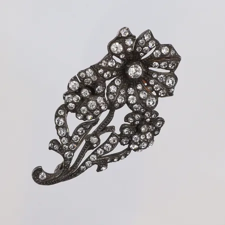 Brosch i form av blomma med vita stenar 29x50mm silver 830/1000 Vikt: 13,4 g
