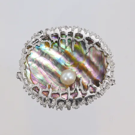 Brosch med odlad sötvattenpärla samt pärlemo 42x38mm, silver 830/1000 Vikt: 12,2 g