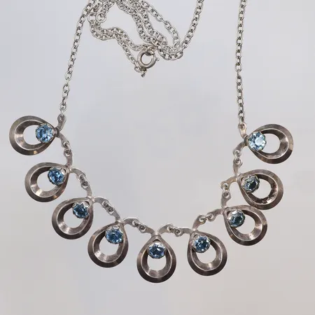Collier av Hermann Siersbøl (1924-1964) med blå stenar 46/49cm bredd 2-22mm, Danmark silver 925/1000 Vikt: 16,6 g