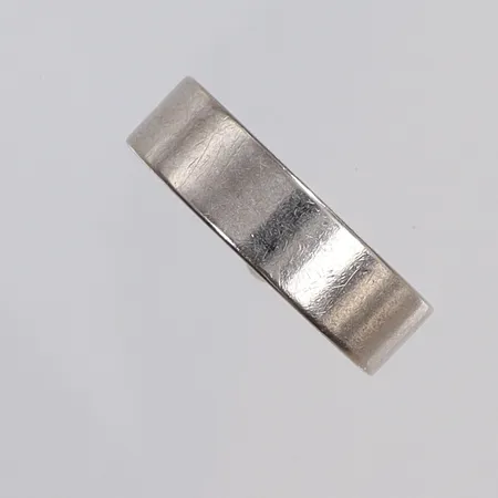 Ring slät, stl 18¼, bredd 6mm, vitguld, SCH, (Schalins Ringar AB) gravyr, 18K  Vikt: 8,3 g