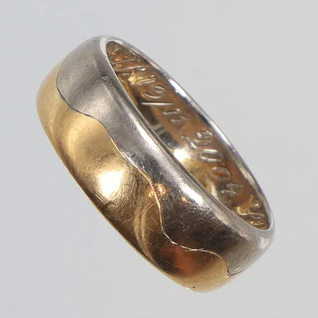 Ring tvåfärgad, stl 17¾, bredd 7mm, gravyr, 18K  Vikt: 7,9 g