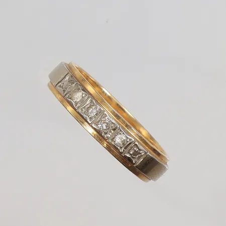 Ring tvåfärgad med vita stenar, stl 18¼, bredd 5mm, gravyr, 18K  Vikt: 6 g