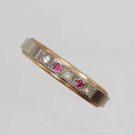 Ring tvåfärgad med vita och rosa stenar, stl 18, bredd 4mm, gravyr, 18K  Vikt: 5,3 g