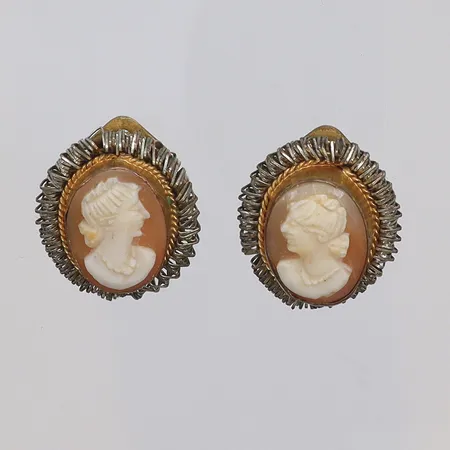 Ett par Örhängen med caméer i oädel metall 16x19mm, med slitage, klippers, omkring 1900-talets mitt