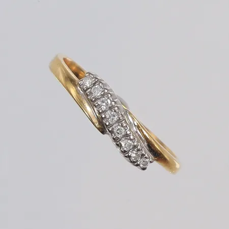 Ring med diamanter, 8xca0,01ct, stl 17½, bredd 1,5-4mm, 18K  Vikt: 1,9 g
