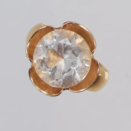 Ring med vit sten, stl 17¼, bredd 5-11mm, gravyr, 18K bruttovikt 8,1g Vikt: 8,1 g