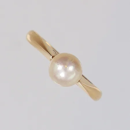 Ring med odlad saltvattenpärla stl 18 bredd 2-6mm, GD&Co (G. Dahlgren & Co) Malmö, 18K Vikt: 2,3 g