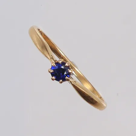 Ring med blå sten stl 17 bredd 1-3mm, CGH (Hallbergs) 18K Vikt: 1,5 g