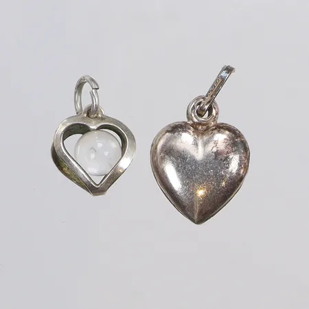 Två hängen hjärta, 12x7mm, 18x10mm inklusive hängöglor, silver 830-925/1000 Vikt: 1,3 g