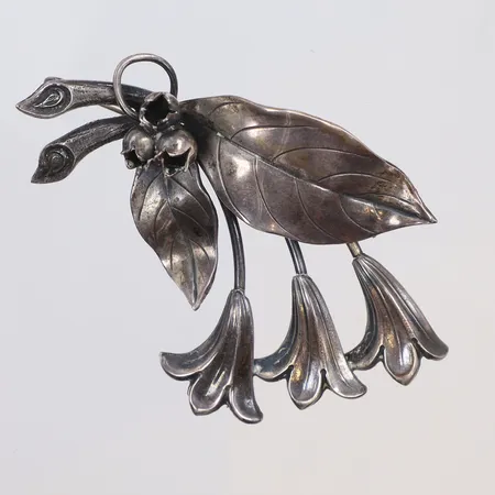 Brosch med blommor 42x62mm GK (Ge-Kå-Smyckek G Kaplan) Stockholm 1952, silver 830/1000 Vikt: 10,2 g
