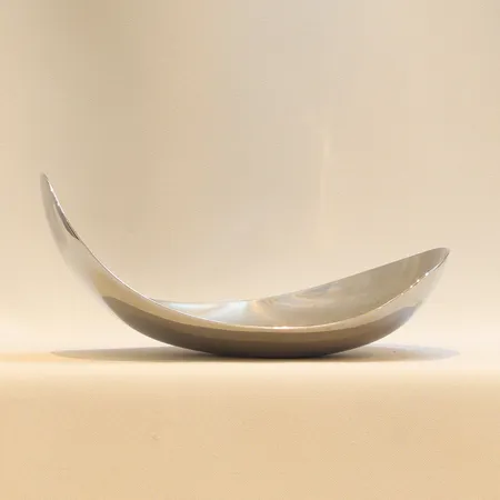 Skål Bloom, Helle Damkjær för Georg Jensen, Cobra längd ca 16cm höjd Ø7cm, polerat rostfritt stål, bruksrepor