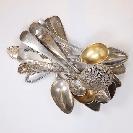 Diverse silverskedar, delvis defekter samt gravyr, silver 800-830/1000 Vikt: 762,4 g