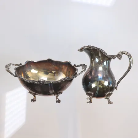 Saltkar samt Gräddkanna höjd 3cm respektive 7,5cm, Handsmide JLH (Hultman A/B J L) silver 830/1000 Vikt: 160,8 g