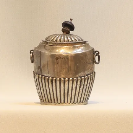 Teburk s.k. "Tea Caddy", med knopp i trä (obs lös) höjd: 12cm, England Georg III-stil med hänklar, slitage och små bucklor, tidigt 1900-tal silver 925/1000 Vikt: 135,4 g