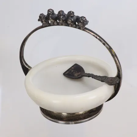 Saltkar i form av korg med fåglar, tidigt 1900-tal centraleuropa troligten Österrike-Ungern, höjd 8 cm, visst slitage, vit sten, monterad i silver 900/1000 110,5g, kommer med saltsked i nysilver (ej med i vikt) 