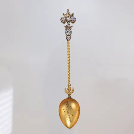 Souvenirsked i gulmetall med mikromosaik s.k. Pietra Dura (liten bit saknas), Italien tidigt 1900-tal, märkt FAP, gravyr, smärre slitage längd 13,5cm 
