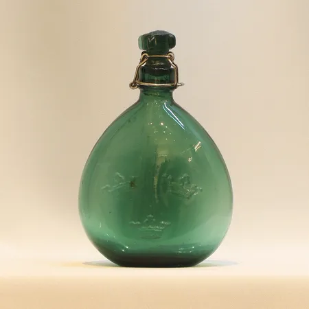 Fältflaska, s k lommeflaska, gröntonat glas m/1906 med dekor av "Tre kronor" i relief, militärt bruk, 1900-talets början, höjd 17cm, med slitage