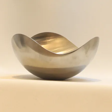 Skål Bloom, Helle Damkjær för Georg Jensen, Cobra, höjd ca 8cm, Ø16cm, polerat rostfritt stål